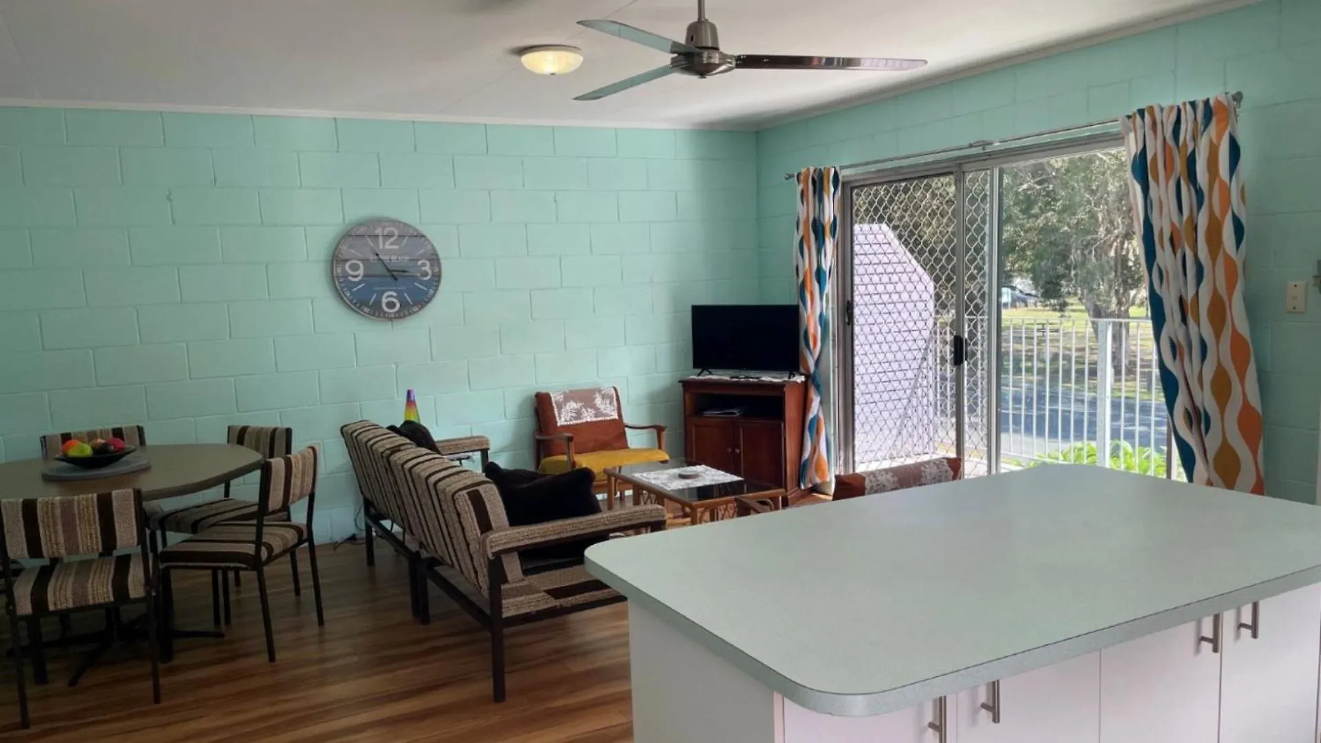 First Floor Unit Close To Shops, Park And Waterfront! Bongaree Austrália