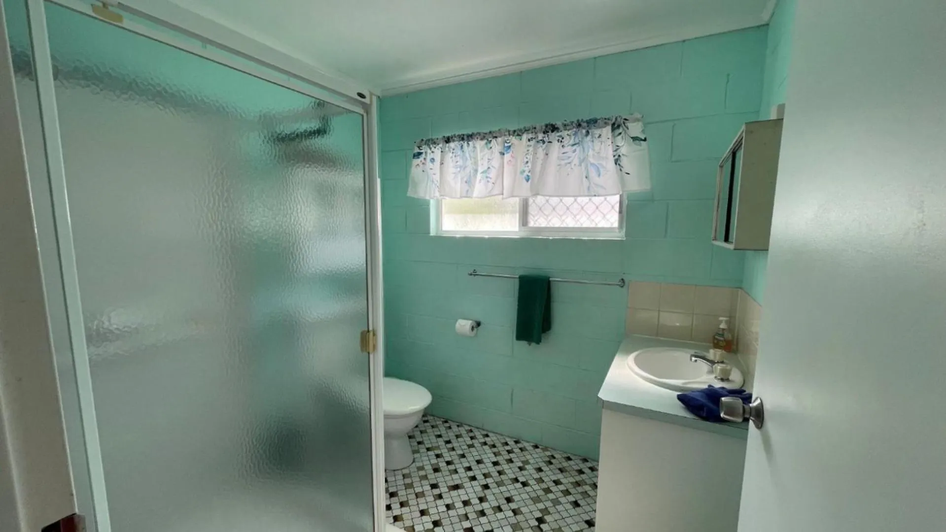 First Floor Unit Close To Shops, Park And Waterfront! Bongaree Austrália